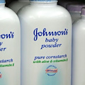 Cancro e borotalco, Johnson & Johnson (J&J) deve risarcire 110 milioni di dollari. "Usava talco quotidianamente" causa vinta da una donna colpita da tumore ovarico diffuso al fegato.