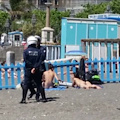 Costiera Amalfitana: completamente nude sulla spiaggia di Minori. Intervento delle forze dell'ordine / Foto