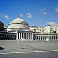 Degrado a Napoli, piazza del Plebiscito trasformata in un campo di calcetto