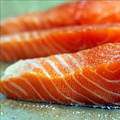 Salmone trattato con sostanze chimiche per dare colore alla carne, necessarie maggiori analisi sui rischi per la salute