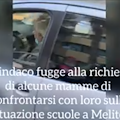 Scuole a Melito, il sindaco sfugge alla richiesta di confronto delle mamme: il video è virale