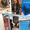 Senatrice Paola Taverna inaugura mostra fotografica Unicef, piovono commenti negativi