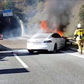 Una Tesla va in fiamme sull'autostrada: il difficile intervento dei Vigili del Fuoco