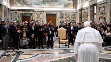 Vaticano, Papa Francesco ai giornalisti: "Parlate di scandali con delicatezza"